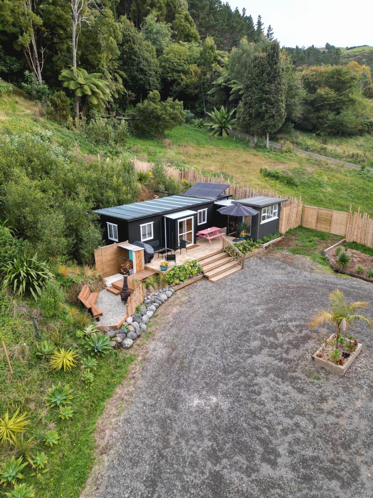 Kaitake Kabana - Unique, Off-Grid, Studio Retreat Oakura Exterior foto